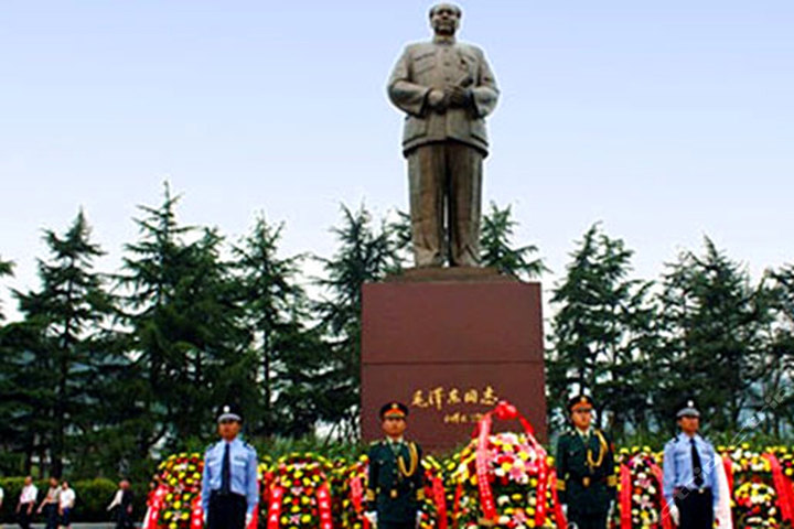 长沙/韶山/烟雨张家界/黄龙洞/张家界国家森林公园/袁家界/ 杨家界/金鞭溪/天门山/天门山玻璃栈道/凤凰双卧6日游