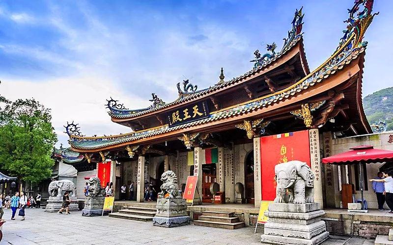 广西巴马长寿乡、德天跨国大瀑布、北海银滩、厦门鼓浪屿、武夷山、佛山祖庙、黄飞鸿纪念馆、港珠澳大桥、黄埔军校、湖南岳阳楼洞庭湖空调专列13日游