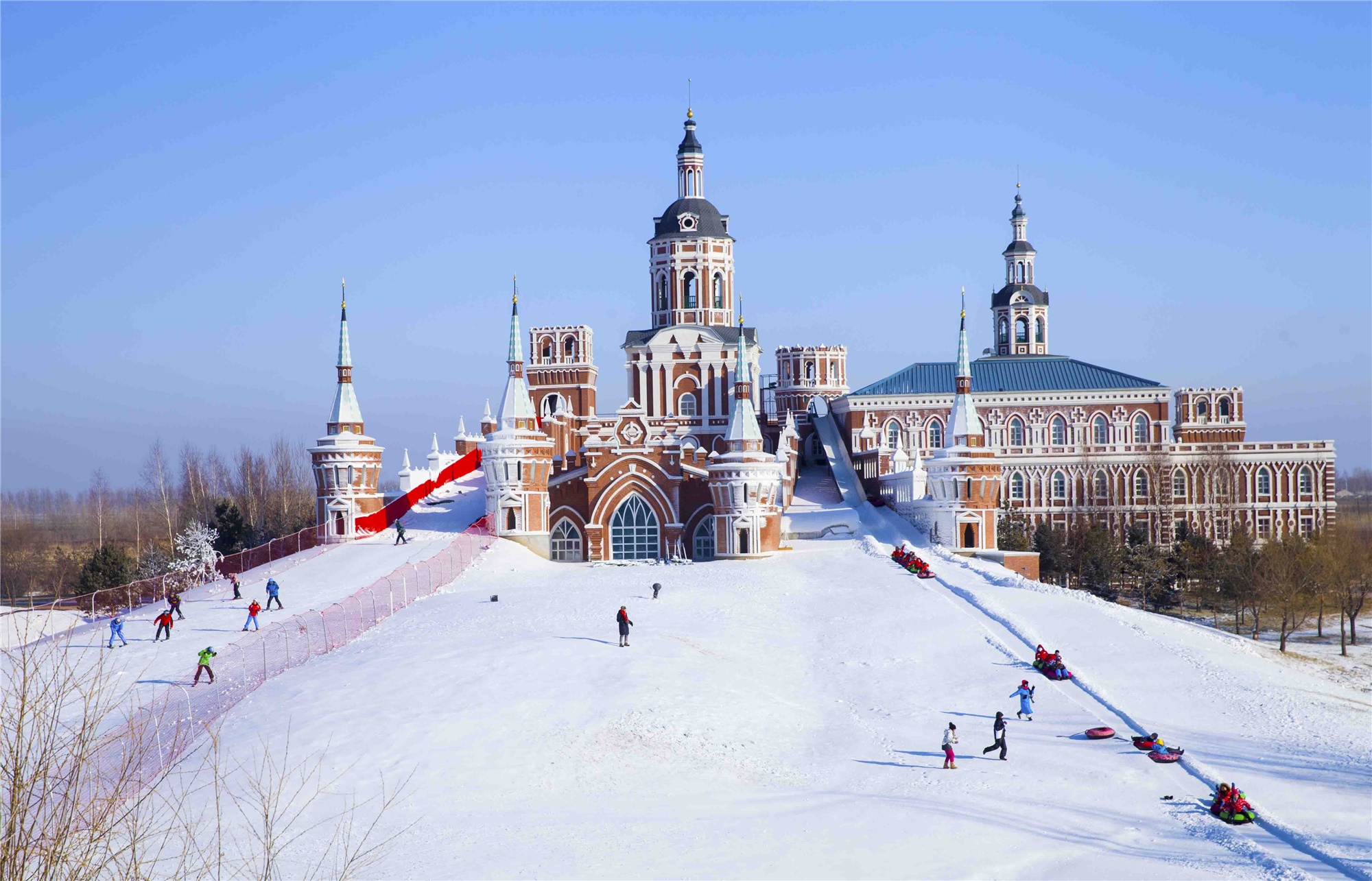 哈尔滨冰雪大世界·中国雪乡·亚布力滑雪·冰雪画廊·东北民俗村·马拉爬犁 ·鄂温克家访·伏尔加庄园·俄罗斯表演·中央大街·圣索菲亚教堂广场