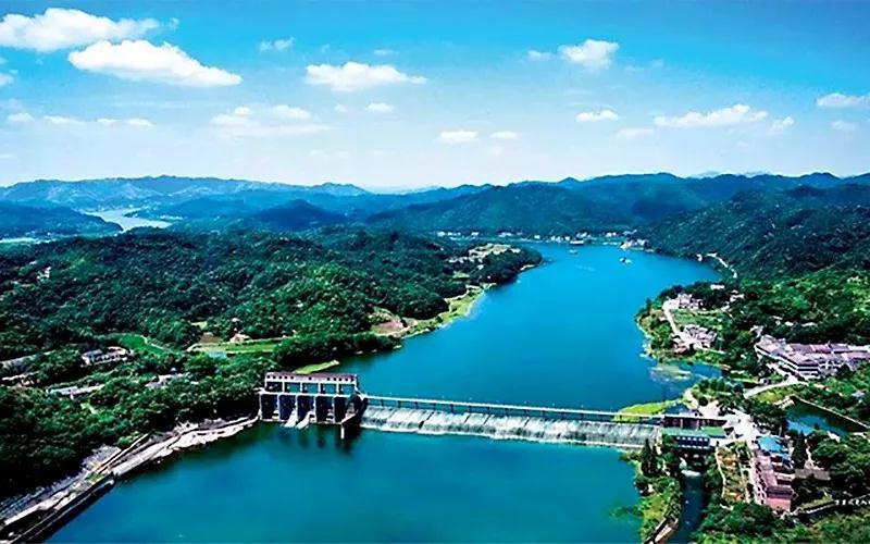 广西巴马长寿乡、德天跨国大瀑布、北海银滩、厦门鼓浪屿、武夷山、佛山祖庙、黄飞鸿纪念馆、港珠澳大桥、黄埔军校、湖南岳阳楼洞庭湖空调专列13日游