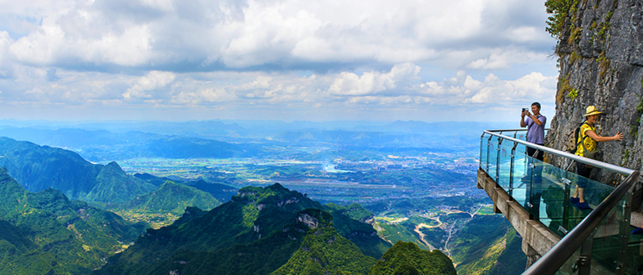 长沙/韶山/烟雨张家界/黄龙洞/张家界国家森林公园/袁家界/ 杨家界/金鞭溪/天门山/天门山玻璃栈道/凤凰双卧6日游