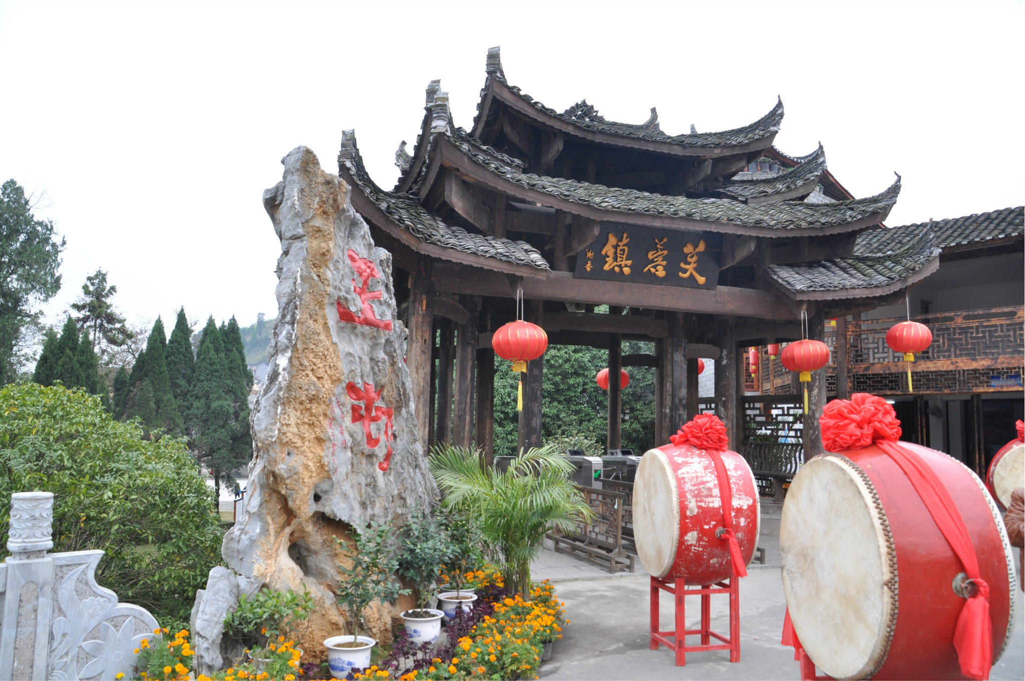  张家界大峡谷+云天渡玻璃桥、黄龙洞、烟雨张家界、墨戎苗寨、芙蓉镇+酉水画廊、乾州古城、凤凰古城双飞5日游